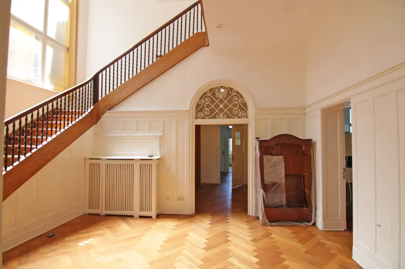 Eine echte Kostbarkeit: historisch wertvolle Altbauwohnung dicht Rüdesheimer Platz! — photo 1